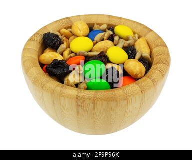 Süßes und salziges Trail Mix in einer Holzschale isoliert auf einem weißen Hintergrund Seitenansicht. Stockfoto