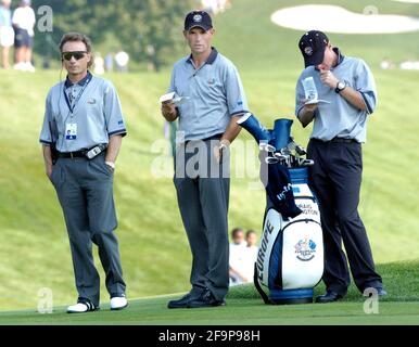 DER 35. RYDER CUP IM OAKLAND HILLS COUNTRY CLUB BLOOMFIELD TOWNSHIP, MICHIGAN. 15/9/2004 PADRAIG HARRINGTON UND BERNHARD LANGER BILD DAVID ASHDOWNRYDERCUP GOLF Stockfoto