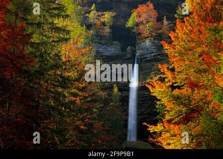 Herbstlandschaft in Slowenien, Natur in Europa. Pericnik Wasserfall, Triglav Alpen mit Orangenwald, Reise in Slowenien. Wunderschöner Sonnenuntergang mit Wasserf Stockfoto