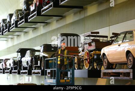 Jacek Wiklo Konservator am Riverside Museum in Glasgow staubt die Autos an der Autowand vor der Wiedereröffnung des Museums am Montag, da sich die Sperrbeschränkungen in Schottland allmählich lockern. Bilddatum: Dienstag, 20. April 2021. Stockfoto