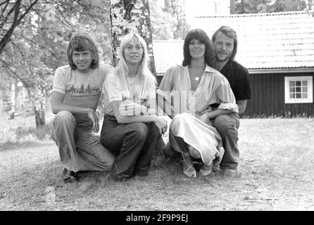 ABBA, Bjorn Ulvaeus, Agnetha Faltskog, Anni-Frid Lyngstad und Benny Andersson, im Bjorneborgs Folkpark in Degerfors, Schweden, am 26. Juni 1975 während ihrer Schweden-Tournee. Foto: Staffan Almquist / Expressen / TT / Code 2 Stockfoto