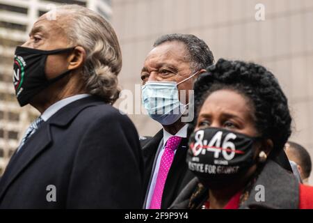 Minneapolis, Usa. April 2021. Reverend Jesse Jackson schaut auf, wie Rodney Floyd, Bruder George Floyds auf einer Pressekonferenz außerhalb des Hennepin County Government Center am 19. April 2021, dem Tag der Schlussplädoyers und dem Beginn der Geschworenberatungen im Derek Chauvin-Prozess in Minneapolis, Minnesota, spricht. Foto: Chris Tuite/imageSPACE/Sipa USA Kredit: SIPA USA/Alamy Live News Stockfoto
