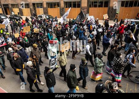 Minneapolis, Usa. April 2021. Demonstranten demonstrieren am 19. April 2021, dem Tag der abschließenden Argumente und dem Beginn der Jury-Beratung im Derek-Chauvin-Prozess in Minneapolis, Minnesota. Foto: Chris Tuite/imageSPACE/Sipa USA Kredit: SIPA USA/Alamy Live News Stockfoto