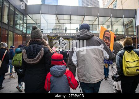 Minneapolis, Usa. April 2021. Demonstranten demonstrieren am 19. April 2021, dem Tag der abschließenden Argumente und dem Beginn der Jury-Beratung im Derek-Chauvin-Prozess in Minneapolis, Minnesota. Foto: Chris Tuite/imageSPACE/Sipa USA Kredit: SIPA USA/Alamy Live News Stockfoto