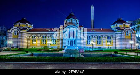 Nachtansicht über das Hauptgebäude des türkischen Bades in Sofia, das heute in ein Museum umgewandelt wird. Stockfoto