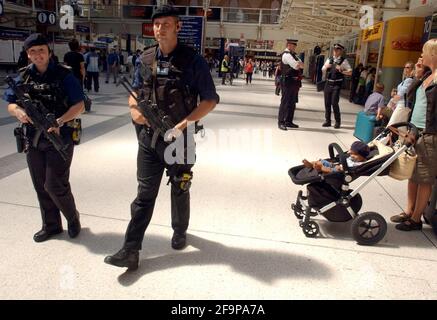 ERHÖHTE SICHERHEIT IM BAHNHOF LIVERPOOL ST, LONDON IM VORFELD DES 1-MONATIGEN JUBILÄUMS DER LONDONER BOMBENANGRIFFE 3/8/05 TOM PILSTON Stockfoto