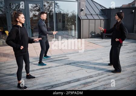 Der Meister lehrt dem Unterricht die zwei-Finger-Tai-Chi-Geste Stockfoto