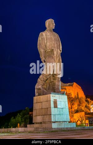 Beleuchtetes Denkmal für den Nationalhelden Vasil Levski in Die bulgarische Stadt Lovech Stockfoto