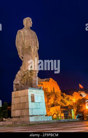 Beleuchtetes Denkmal für den Nationalhelden Vasil Levski in Die bulgarische Stadt Lovech Stockfoto