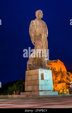 Beleuchtetes Denkmal für den Nationalhelden Vasil Levski in Die bulgarische Stadt Lovech Stockfoto