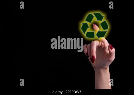 Weibliche Finger berühren recyceln Öko-Symbol, Symbol der Erde Tag, Konzept des Naturschutzes, Umwelt Stockfoto