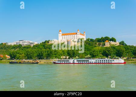 Blick auf die burg von bratislava, die sich auf einem Hügel befindet An die donau in der slowakei Stockfoto