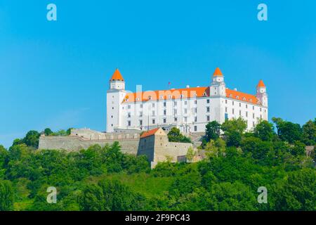 Blick auf die burg von bratislava, die sich auf einem Hügel befindet An die donau in der slowakei Stockfoto