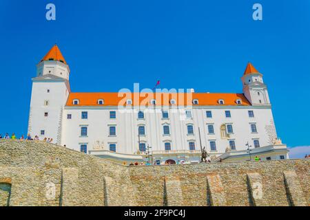 Blick auf die burg von bratislava, die sich auf einem Hügel befindet An die donau in der slowakei Stockfoto