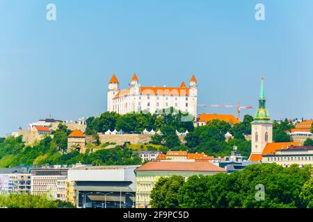Blick auf die Kathedrale st. martin und die Burg Bratislava Über die donau in der Slowakei Stockfoto