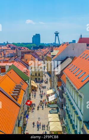 Luftaufnahme der michalska-Straße vom michalska-Turm in Bratislava, Slowakei. Stockfoto