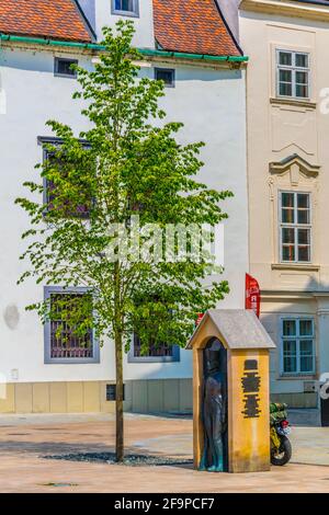 Statue eines napoleonischen Soldaten in einer Wachkabine auf dem Platz der Ian (hlavne namestie) in Bratislava, Slowakei. Stockfoto