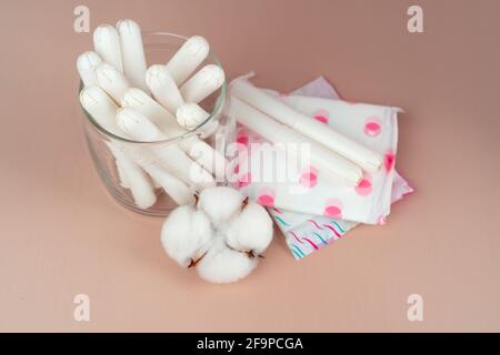 Frauen Pads und Tampons auf Papier Hintergrund Stockfoto