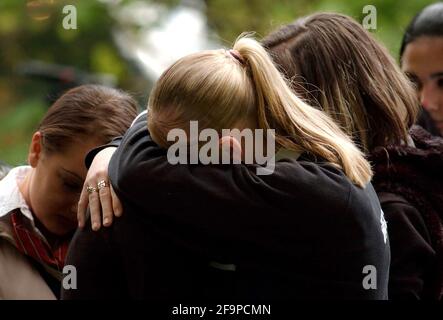 IN DER LEKTÜRE, DER TRAGISCHE MORD AN DER TEENAGERIN MARY-ANN LENEGHAN. SCHULFREUNDE WEINEN ÜBER DEN ORT, AN DEM IHR KÖRPER GEFUNDEN WURDE 9. MAI 2005 TOM PILSTON Stockfoto