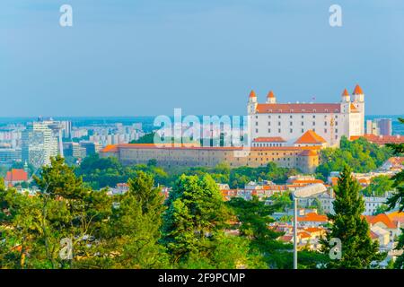 Blick auf die burg von bratislava, die sich auf einem Hügel befindet An die donau in der slowakei Stockfoto