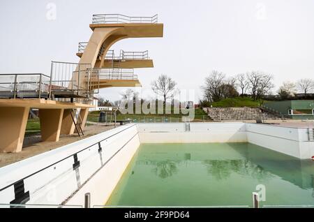 15. April 2021, Sachsen-Anhalt, Halle (Saale): Der Sprungturm am Nordbad. Die Freibäder in Sachsen-Anhalt bereiten sich trotz der unsicheren Corona-Situation auf die kommende Saison vor. Mehrere Pools planen die Eröffnung ab dem 15. Mai unter Berücksichtigung möglicher pandemischer Veränderungen. Foto: Jan Woitas/dpa-Zentralbild/ZB Stockfoto