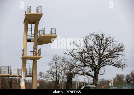 15. April 2021, Sachsen-Anhalt, Halle (Saale): Der Sprungturm am Nordbad. Die Freibäder in Sachsen-Anhalt bereiten sich trotz der unsicheren Corona-Situation auf die kommende Saison vor. Mehrere Pools planen die Eröffnung ab dem 15. Mai unter Berücksichtigung möglicher pandemischer Veränderungen. Foto: Jan Woitas/dpa-Zentralbild/ZB Stockfoto