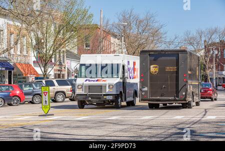Ein Fedex-LKW und ein UPS-Truck auf der Main Street, Sag Harbor Stockfoto