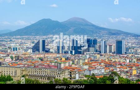 Luftaufnahme des Geschäftsviertels Centro direzionale in neapel mit dem vesuv im Hintergrund. Stockfoto