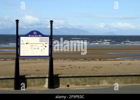 The lang Scot's Mile, Ayr, Ayrshire, Schottland, Großbritannien. Der lang Scots Mile Walk wurde 2002 an der Küste von Ayr gegründet, um die historischen Verbindungen der Stadt mit Burns zu gedenken und gesunde Bewegung zu fördern. Es wurde geschätzt, dass ein 10 Stein Mann oder eine Frau zu Fuß lang Scots Mile würde verbrennen 115 Kalorien und ein 16 Stein Person, 184 Kalorien. Stockfoto