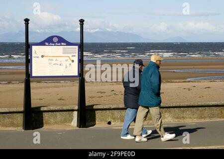 The lang Scot's Mile, Ayr, Ayrshire, Schottland, Großbritannien. Der lang Scots Mile Walk wurde 2002 an der Küste von Ayr gegründet, um die historischen Verbindungen der Stadt mit Burns zu gedenken und gesunde Bewegung zu fördern. Es wurde geschätzt, dass ein 10 Stein Mann oder eine Frau zu Fuß lang Scots Mile würde verbrennen 115 Kalorien und ein 16 Stein Person, 184 Kalorien. Stockfoto