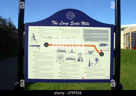 The lang Scot's Mile, Ayr, Ayrshire, Schottland, Großbritannien. Der lang Scots Mile Walk wurde 2002 an der Küste von Ayr gegründet, um die historischen Verbindungen der Stadt mit Burns zu gedenken und gesunde Bewegung zu fördern. Es wurde geschätzt, dass ein 10 Stein Mann oder eine Frau zu Fuß lang Scots Mile würde verbrennen 115 Kalorien und ein 16 Stein Person, 184 Kalorien. Stockfoto