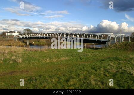 The lang Scot's Mile, Ayr, Ayrshire, Schottland, Großbritannien. Der lang Scots Mile Walk wurde 2002 an der Küste von Ayr gegründet, um die historischen Verbindungen der Stadt mit Burns zu gedenken und gesunde Bewegung zu fördern. Es wurde geschätzt, dass ein Mann oder eine Frau aus 10 Steinen, die auf der lang Scots Mile spazieren, 115 Kalorien und ein Mensch aus 16 Steinen, 184 Kalorien verbrennen würde.die Milleniumbrücke ist Teil der Route, da sie den Fluss Doon überbrückt Stockfoto