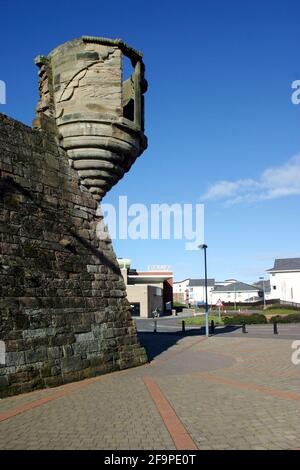 The lang Scot's Mile, Ayr, Ayrshire, Schottland, Großbritannien. Der lang Scots Mile Walk wurde 2002 an der Küste von Ayr gegründet, um die historischen Verbindungen der Stadt mit Burns zu gedenken und gesunde Bewegung zu fördern. Es wurde geschätzt, dass ein Mann oder eine Frau aus 10 Steinen, die die lang Scots Mile laufen, 115 Kalorien und eine Person aus 16 Steinen, 184 Kalorien verbrennen würde.der Beginn des Waks durch das Freizeitzentrum Citadel und Millers Folly. Millers Torheit wurde 1850 hinzugefügt - der untere Teil wird als die ursprüngliche Zitadelle verstanden. Die skurrile Torheit wurde von dem reichen Exzentriker John ‘Barron’ Miller konstruiert. Stockfoto