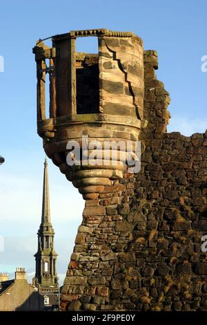 The lang Scot's Mile, Ayr, Ayrshire, Schottland, Großbritannien. Der lang Scots Mile Walk wurde 2002 an der Küste von Ayr gegründet, um die historischen Verbindungen der Stadt mit Burns zu gedenken und gesunde Bewegung zu fördern. Es wurde geschätzt, dass ein Mann oder eine Frau aus 10 Steinen, die die lang Scots Mile laufen, 115 Kalorien und eine Person aus 16 Steinen, 184 Kalorien verbrennen würde.der Beginn des Waks durch das Freizeitzentrum Citadel und Millers Folly. Millers Torheit wurde 1850 hinzugefügt - der untere Teil wird als die ursprüngliche Zitadelle verstanden. Die skurrile Torheit wurde von dem reichen Exzentriker John ‘Barron’ Miller konstruiert. Stockfoto