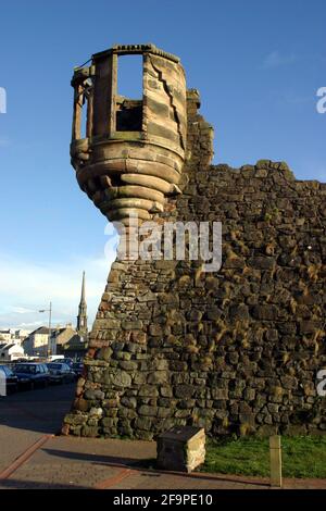 The lang Scot's Mile, Ayr, Ayrshire, Schottland, Großbritannien. Der lang Scots Mile Walk wurde 2002 an der Küste von Ayr gegründet, um die historischen Verbindungen der Stadt mit Burns zu gedenken und gesunde Bewegung zu fördern. Es wurde geschätzt, dass ein Mann oder eine Frau aus 10 Steinen, die die lang Scots Mile laufen, 115 Kalorien und eine Person aus 16 Steinen, 184 Kalorien verbrennen würde.der Beginn des Waks durch das Freizeitzentrum Citadel und Millers Folly. Millers Torheit wurde 1850 hinzugefügt - der untere Teil wird als die ursprüngliche Zitadelle verstanden. Die skurrile Torheit wurde von dem reichen Exzentriker John ‘Barron’ Miller konstruiert. Stockfoto