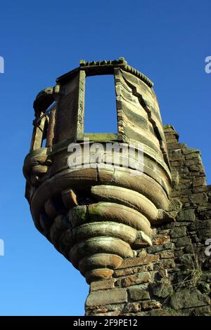 The lang Scot's Mile, Ayr, Ayrshire, Schottland, Großbritannien. Der lang Scots Mile Walk wurde 2002 an der Küste von Ayr gegründet, um die historischen Verbindungen der Stadt mit Burns zu gedenken und gesunde Bewegung zu fördern. Es wurde geschätzt, dass ein Mann oder eine Frau aus 10 Steinen, die die lang Scots Mile laufen, 115 Kalorien und eine Person aus 16 Steinen, 184 Kalorien verbrennen würde.der Beginn des Waks durch das Freizeitzentrum Citadel und Millers Folly. Millers Torheit wurde 1850 hinzugefügt - der untere Teil wird als die ursprüngliche Zitadelle verstanden. Die skurrile Torheit wurde von dem reichen Exzentriker John ‘Barron’ Miller konstruiert. Stockfoto