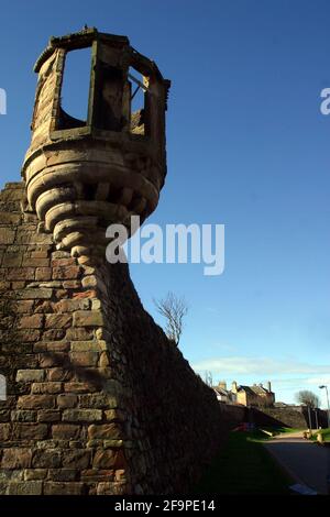 The lang Scot's Mile, Ayr, Ayrshire, Schottland, Großbritannien. Der lang Scots Mile Walk wurde 2002 an der Küste von Ayr gegründet, um die historischen Verbindungen der Stadt mit Burns zu gedenken und gesunde Bewegung zu fördern. Es wurde geschätzt, dass ein Mann oder eine Frau aus 10 Steinen, die die lang Scots Mile laufen, 115 Kalorien und eine Person aus 16 Steinen, 184 Kalorien verbrennen würde.der Beginn des Waks durch das Freizeitzentrum Citadel und Millers Folly. Millers Torheit wurde 1850 hinzugefügt - der untere Teil wird als die ursprüngliche Zitadelle verstanden. Die skurrile Torheit wurde von dem reichen Exzentriker John ‘Barron’ Miller konstruiert. Stockfoto