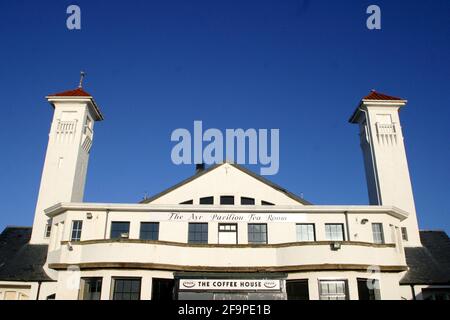 The Pavilion, Ayr, Ayrshire, Schottland, UK .Ayr Pavilion (später Hanger 13) ist ein ehemaliger Musiksaal und Mehrzwecksaal in Ayr, Schottland, gelegen auf Ayr's Low Green. Ab 2020 wird es als „Pirate Pete's Family Entertainment Center“ genutzt. Der Ayr Pavilion wurde 1911 nach Plänen des Architekten James Kennedy Hunter erbaut Stockfoto