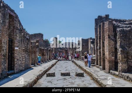 Die Menschen wandern durch die Ruinen der ehemaligen italienischen Stadt pompeji in der Nähe von neapel. Stockfoto