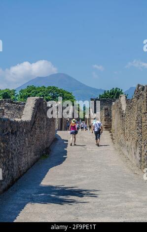 Die Menschen wandern durch die Ruinen der ehemaligen italienischen Stadt pompeji in der Nähe von neapel. Stockfoto