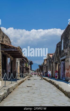 Die Menschen wandern durch die Ruinen der ehemaligen italienischen Stadt pompeji in der Nähe von neapel. Stockfoto