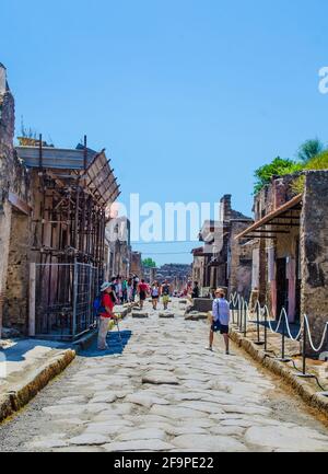 Die Menschen wandern durch die Ruinen der ehemaligen italienischen Stadt pompeji in der Nähe von neapel. Stockfoto