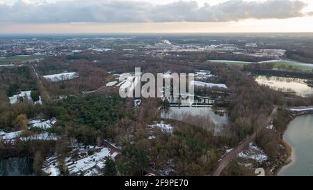 Luftaufnahme eines schönen und dramatischen Sonnenuntergangs über einem Waldsee, der sich im Wasser spiegelt, Landschafts-Drohne aufgenommen. Blakheide, Beerse, Belgien. Hochwertige Fotos Stockfoto