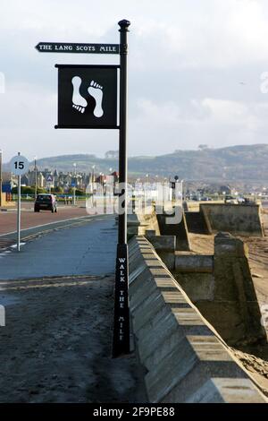 The lang Scot's Mile, Ayr, Ayrshire, Schottland, Großbritannien. Der lang Scots Mile Walk wurde 2002 an der Küste von Ayr gegründet, um die historischen Verbindungen der Stadt mit Burns zu gedenken und gesunde Bewegung zu fördern. Es wurde geschätzt, dass ein 10 Stein Mann oder eine Frau zu Fuß lang Scots Mile würde verbrennen 115 Kalorien und ein 16 Stein Person, 184 Kalorien. Stockfoto