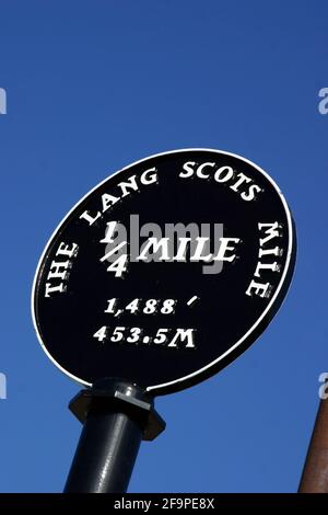 The lang Scot's Mile, Ayr, Ayrshire, Schottland, Großbritannien. Der lang Scots Mile Walk wurde 2002 an der Küste von Ayr gegründet, um die historischen Verbindungen der Stadt mit Burns zu gedenken und gesunde Bewegung zu fördern. Es wurde geschätzt, dass ein 10 Stein Mann oder eine Frau zu Fuß lang Scots Mile würde verbrennen 115 Kalorien und ein 16 Stein Person, 184 Kalorien. Stockfoto