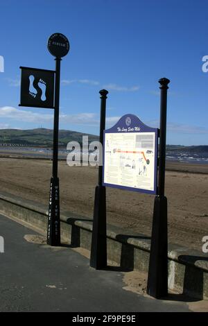 The lang Scot's Mile, Ayr, Ayrshire, Schottland, Großbritannien. Der lang Scots Mile Walk wurde 2002 an der Küste von Ayr gegründet, um die historischen Verbindungen der Stadt mit Burns zu gedenken und gesunde Bewegung zu fördern. Es wurde geschätzt, dass ein 10 Stein Mann oder eine Frau zu Fuß lang Scots Mile würde verbrennen 115 Kalorien und ein 16 Stein Person, 184 Kalorien. Stockfoto