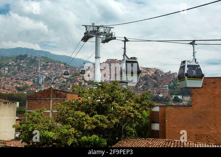 Medellín, Antioquia / Kolumbien - 25. Februar 2021. Am 3. März 2008 nahm die San Javier Metrocable (Linie J) ihren Betrieb auf. Stockfoto