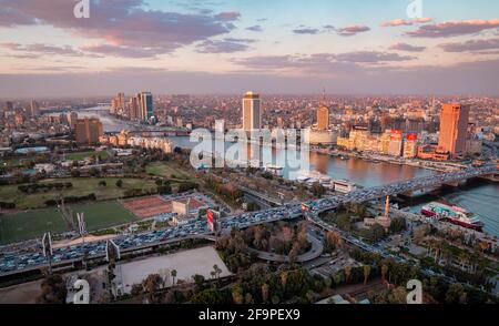 Luftpanorama der Skyline von Kairo und des Nils vom Cairo Tower aus gesehen Stockfoto