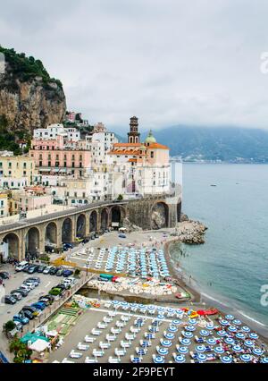 Malerischen Postkarten-Blick auf die schöne Stadt Atrani an berühmten Amalfiküste mit Golf von Salerno, Kampanien, Italien Stockfoto