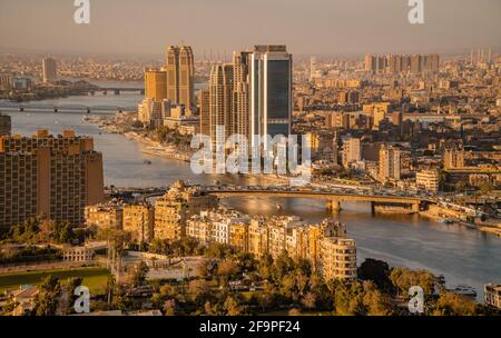 Luftpanorama der Skyline von Kairo und des Nils vom Cairo Tower aus gesehen Stockfoto